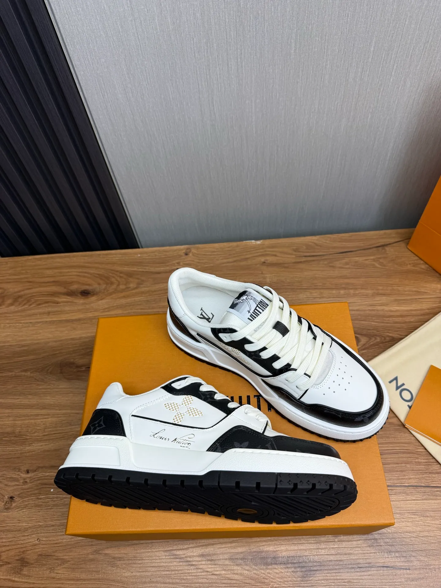 Men's shoes 💰860💰 LV. High version counters are on sale at the same time ⬆️ Men's new sneakers 🔥 The uppers are imported cowhide; "High-end, high-end, classy, ​​noble" workmanship is exquisite (original cowhide is used inside), soles: Original outsole specially provided by the original factory, taken in real life 🎬. Yardage: 38-44. (38.45 can be customized)